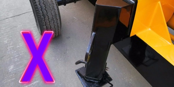 在對混凝土泵的水箱及供水系統(tǒng)進(jìn)行清洗后，需要在活塞上裝上膠套